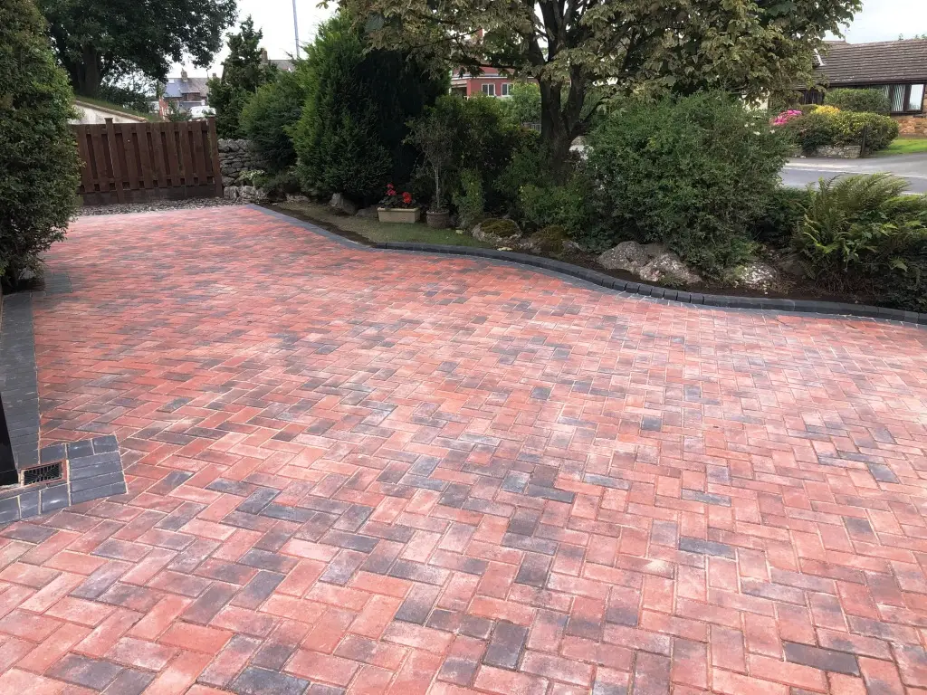 Drive-master-Block-paving-in-Brindle-with-charcoal-borders